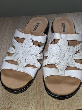 Clarks Collection Soft Cushion White Floral Slide Sandals BNWOT Size 8.5Wide